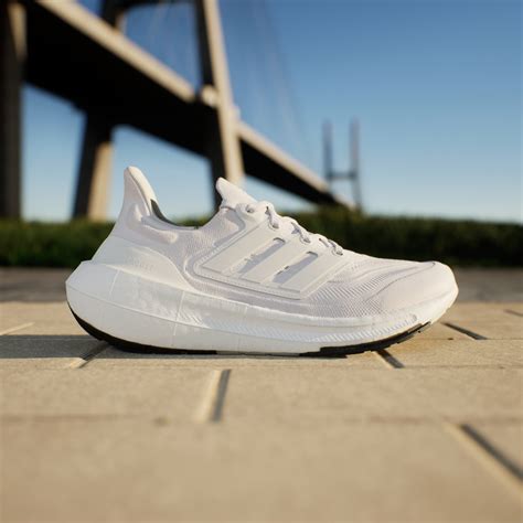 adidas lüht schuhe|Adidas lightweight leather shoes.